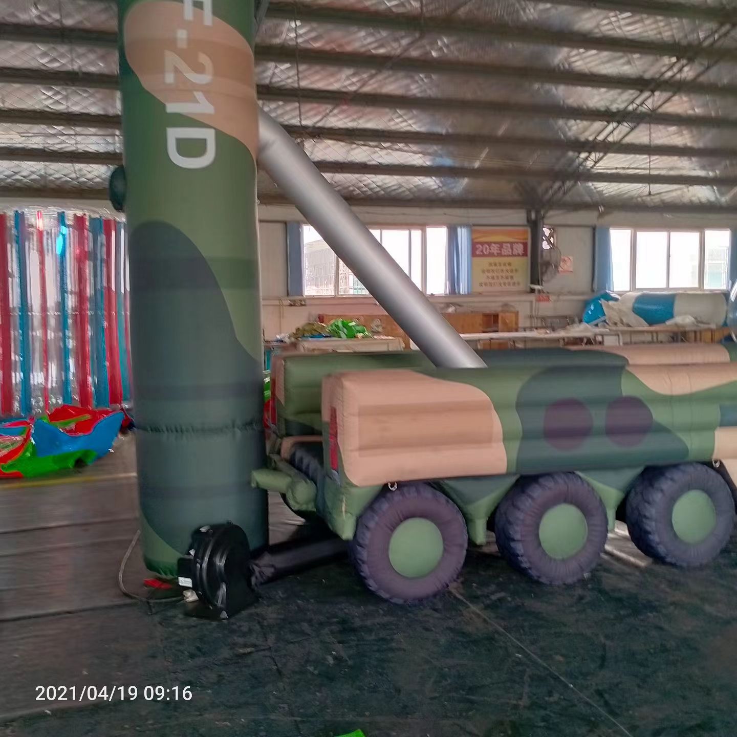 施秉军事演习中的充气目标车辆：模拟发射车雷达车坦克飞机